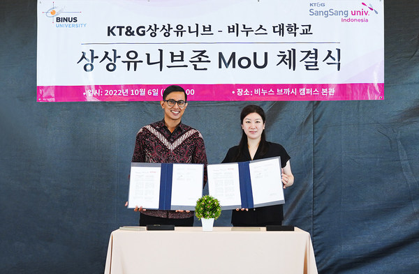 KT&G Sangsang Univ. menandatangani MOU dengan Binus University untuk mendukung mahasiswa. Young Ah Shim (kanan), Head, KT&G Social Contribution Office, dan Gatot Soepriyanto, Dekan Binus di Kampus Bekasi, tengah berfoto.