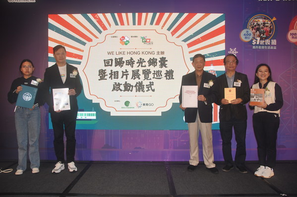 胡晓明(右三)、叶庆宁(右二)及关俊华(左二)及两位青年代表放置时间锦囊。