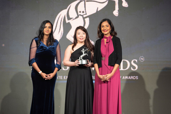 Gamuda Berhad group chief sustainability officer, Ong Jee Lian (center), receiving the Top Workplaces in Asia Award on stage, from MORS Group chief executive officer, Ms Shanggari B. (left) and ACES Awards lead jury, Dr. Jayanthi Desan (right).