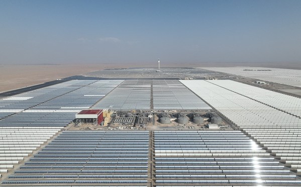 Cơ sở máng cáp điện mặt trời số 1 tại Dubai của Điện lực Thượng Hải hòa vào lưới điện