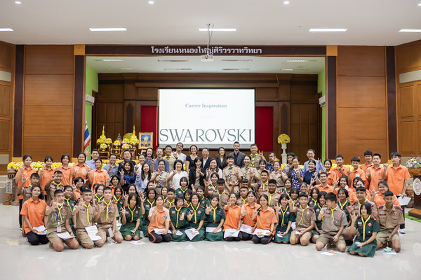 スワロフスキー・グループの従業員がスワロフスキー財団のパートナー、Teach for Thailandと共にボランティア活動