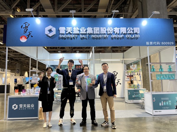 Nhân viên Hiệp hội người bản địa Hồ Nam của Macao đến thăm gian hàng triển lãm Snowsky Salt tại Triển lãm hàng tiêu dùng chất lượng cao đầu tiên của Trung Quốc (Macao) được tổ chức tại Đặc khu hành chính Macao, Trung Quốc từ ngày 2-4/12.