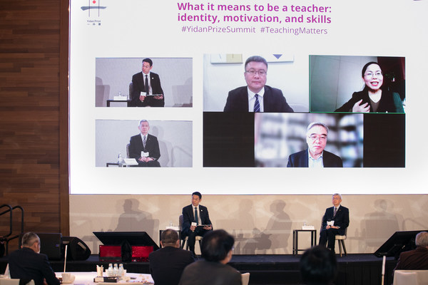 2022年一丹教育發展獎得獎者、新教育實驗發起人朱永新教授及其他嘉賓於「教師的職業認同和專業發展」的專題討論環節上分享見解。