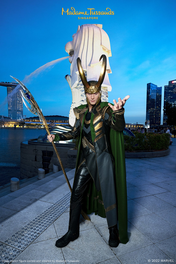 Đội trên đầu chiếc mũ sắt cổ điển, một cây quyền trượng phát sáng và một chiếc áo choàng màu xanh pha lẫn vàng, tượng sáp Loki đầu tiên của châu Á sở hữu hình dáng tương tự như nam diễn viên Tom Hiddleston. (Nguồn: Bảo tàng sáp Madame Tussauds Singapore)