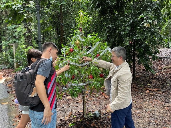 James Wang, Senior Vice President for BIGO Technology decorating a tree with Jojomama’s artisan.