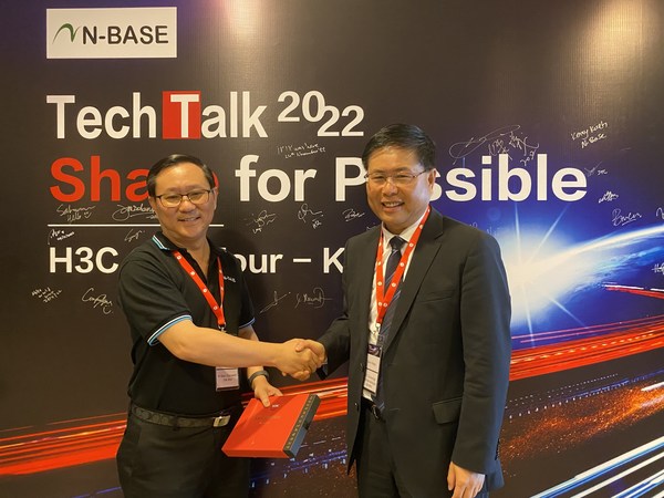 (L-R) Lee Shiuh Haw, Director, N-Base (Sarawak) and Gary Huang, Co-President of H3C and President of International Business shaking hands at the H3C Tech Talk 2022