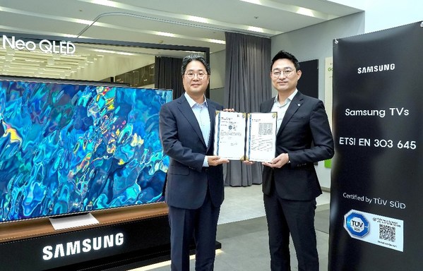 TUV南德韩国分公司总经理Seo Jungwook（右）授予三星ETSI EN 303 645证书