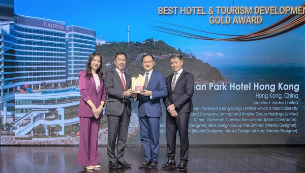 信和集团执行董事李正强先生（右二）出席2022年度MIPIM Asia大奖颁奖典礼接受奖项。