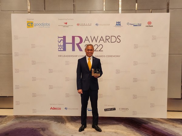 DHL Express香港及澳門高級副總裁暨董事總經理吳志忠先生代表領取 Best HR Awards 2022 之 「年度僱主傑出大獎」及「最佳人才為本管理大獎」