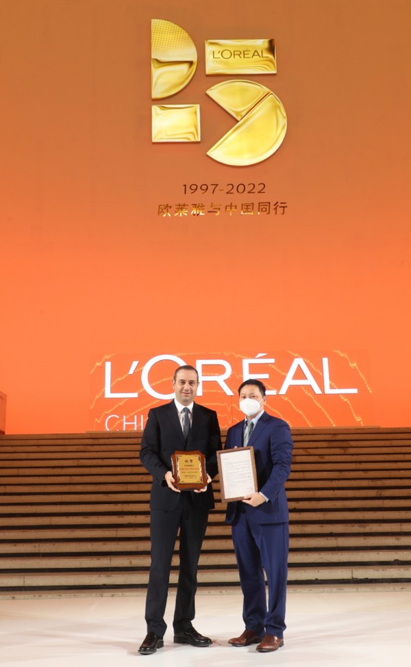 欧莱雅北亚总裁及中国首席执行官费博瑞与上海市商务委员会总经济师罗志松互致对上海市政府的感谢信及欧莱雅中国内地市场发展25周年祝贺奖牌