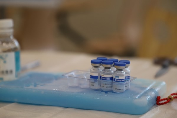 深圳市某接种点，市民正在排队接种新冠疫苗第二剂次加强针