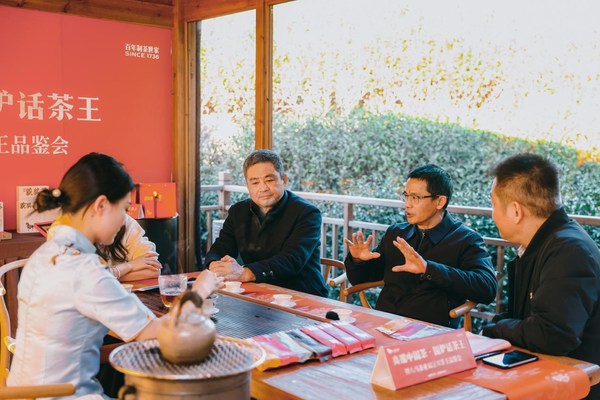 潘行彪（右三）、刘国英（右二）、叶志强（右一）等茶行业资深专家齐聚武夷山燕子窠，在茶王佳茗的茶香中，共话南北乌龙