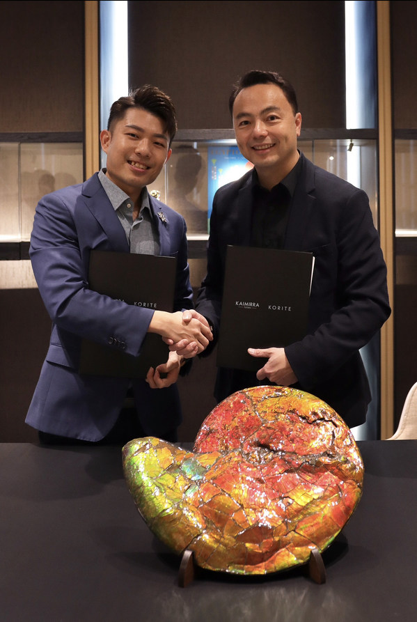 (L-R) Addison Foo, Co-founder and Executive Director of Kaimirra Tutan and David Lui, CEO, KORITE announce their joint partnership which will appoint Kaimirra Tutan as the exclusive distributor of KORITE jewellery, ammolite and Canadian ammonites throughout Asia.
