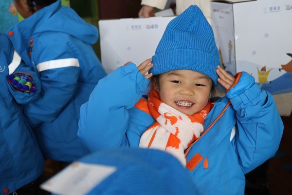 贵州某幼儿园的小朋友收到温暖包，非常开心