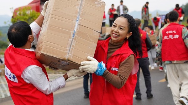 四川的志愿者在分装温暖包物资
