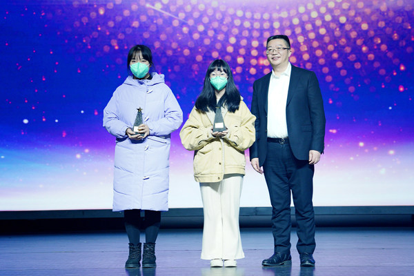 Li Ke, Deputy General Manager of Chengdu Media Group, presents awards to the winners of the 2022 Times Young Creative Awards Collection for Cultural and Creative Works Presenting Chengdu.