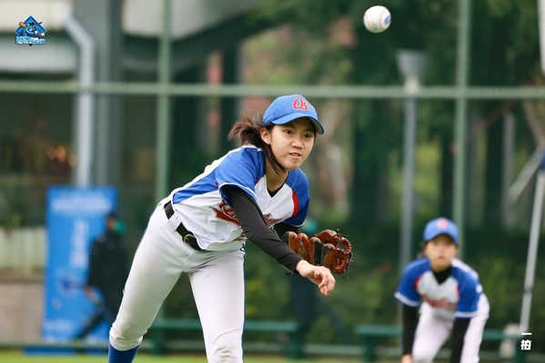 深圳市福田区实验教育集团侨香学校棒球队队员全力一掷