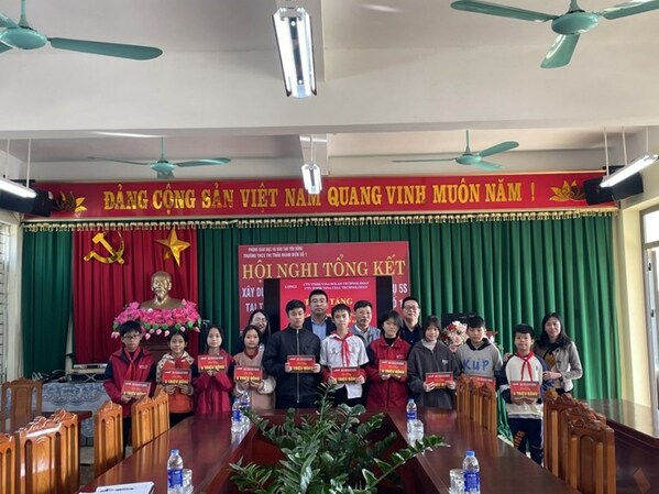 LONGi donates scholarships and computer rooms to schools in Vietnam