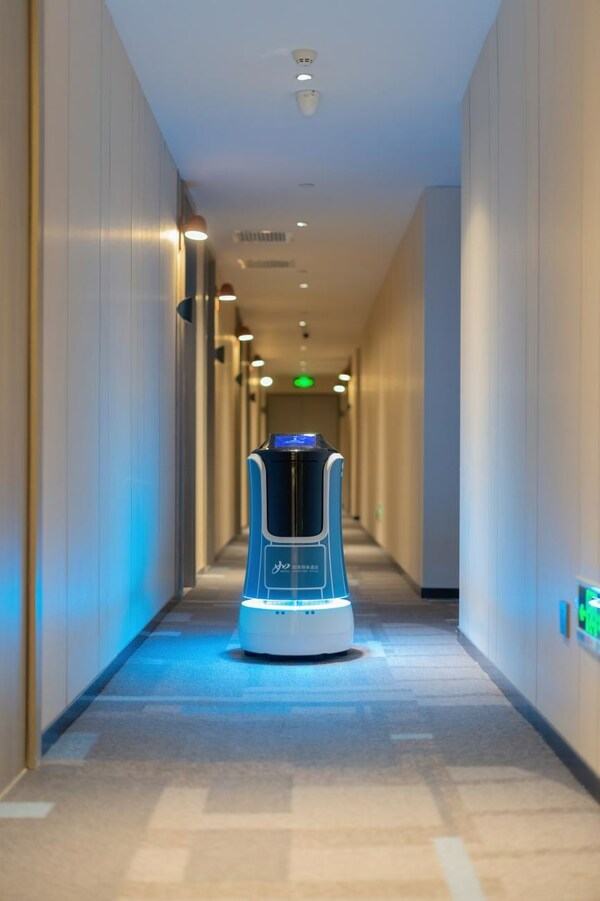 如家商旅酒店中机器人正在送物