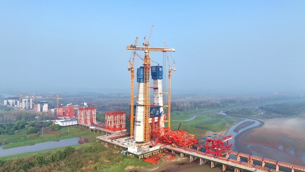 XCMG機械メーカー、世界最大のタワークレーン「XGT15000-600S」の2号機を橋梁建設プロジェクトに投入