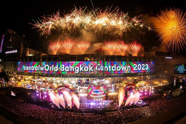 '아시아의 타임스 광장'으로 불리는 세계적인 카운트다운 랜드마크인 태국의 Central World에서 2023년을 맞이해 환상적인 180도 뮤지컬 불꽃놀이로 도시 풍경을 집중 조명했다.