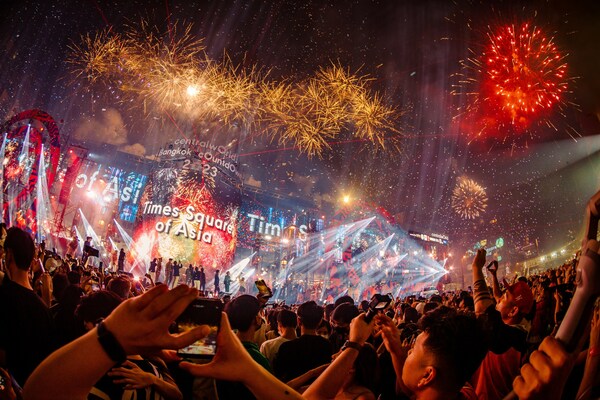 Central World又稱「亞洲時代廣場」，是全球倒計時地標，泰國Central World上演180˚壯觀音樂煙花秀，迎接2023年的到來