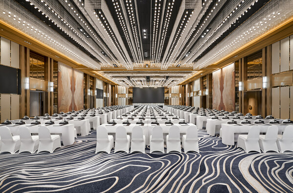 Grande salle de bal - L'espace luxueux et magnifique est là pour servir, avec un vaste foyer baigné de lumière naturelle et un espace de présentation sans pilier pouvant accueillir jusqu'à 1200 personnes.