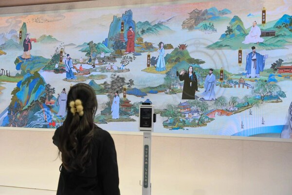 圖為參觀者在第十八屆中國（深圳）國際文化產業博覽交易會上體驗人工智能技術。圖片供新華社使用。
