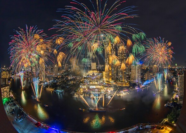 ICONSIAM에서 친환경 불꽃놀이로 방콕의 짜오프라야강 밝혀