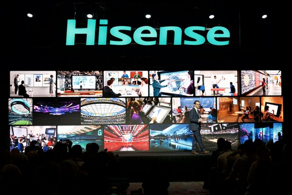 ハイセンス（Hisense）CES 2023の記者会見で発言するハイセンス米国（Hisense USA）のDavid Gold社長