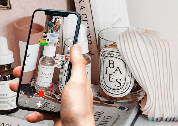 AR social media Arbeon app service provides digital experiences added to the existing online communication, such as interaction, shopping, creating AR characters, etc., above actual objects and space = provided by Arbeon Co., Ltd.