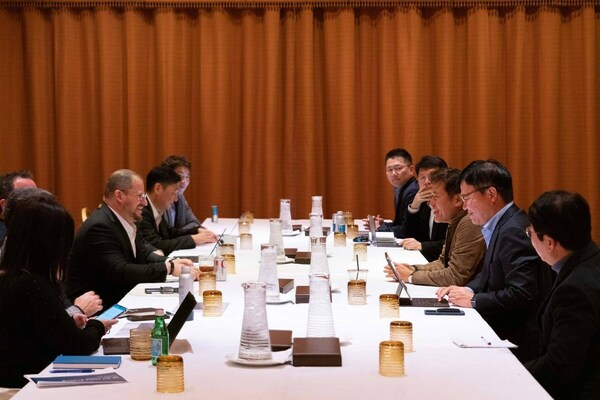 Top executives including SK hynix’s Vice Chairman and co-CEO Park Jung-ho (right) and Qualcomm’s President and CEO Cristiano Amon met on January 4th in Las Vegas on the sidelines of CES 2023 to discuss expanding cooperation between the two companies.