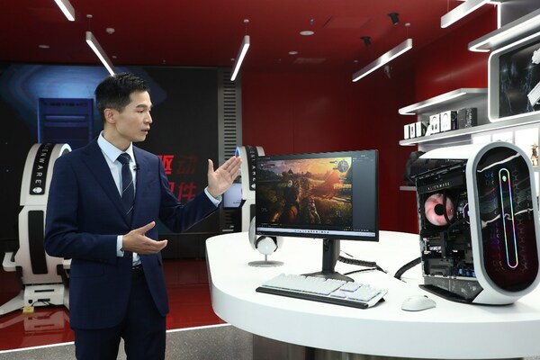 戴尔中国消费及小企业事业部显示器高级产品经理王彬介绍新品