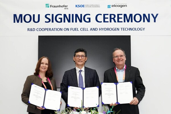Korea Shipbuilding & Offshore Engineering (KSOE), the intermediate holding company of HD Hyundai, signs an MOU with Fraunhofer IKTS of Germany and Estonia’s Elcogen to develop SOFCs and water electrolysis systems on January 8 (local time) in Las Vegas during CES 2023. (From left: Hanna Granö-Fabritius, Managing Director of Elcogen; Sungjoon Kim, Senior Executive Vice President and head of KSOE's Advanced Research Center; Alexander Michaelis, Institute Director of Fraunhofer IKTS)