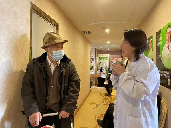 图：长乐坊社区89岁的雷大爷推着助步车前来体检