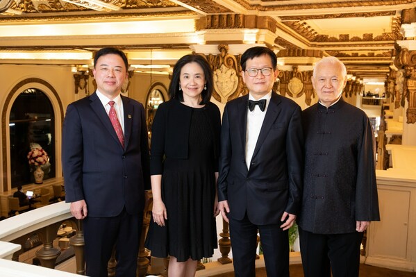 (左から右へ): HKU の Zhang Xiang 社長、Ada Tse 氏、香港および上海ホテルの独立非常勤取締役、Ngaiming Mok 教授、Edmund Tse Sze-Wing 博士、独立非常勤会長および独立非常勤取締役、AIA、2023 年 1 月 8 日にザ・ペニンシュラ香港で撮影。