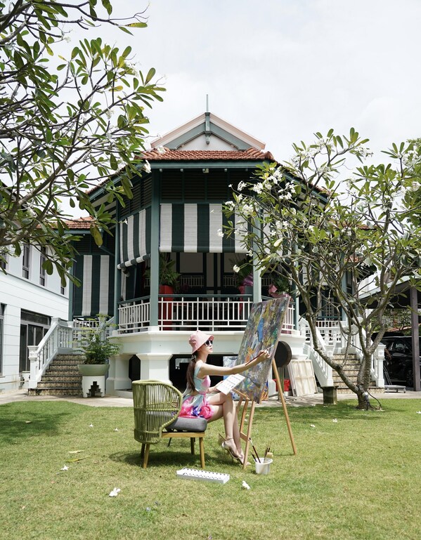 当代艺术家王一涵推出艺术工作室和画廊，展出以新加坡充满活力的多元文化为灵感的作品
