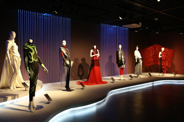 “衣启万象：中国服装设计30年”展览展厅图