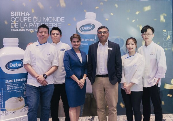 Chef Lim Boon Chuan, candidat chocolat dans l'équipe Malaisie 2023 ;  Chef Kean Yap, entraîneur de l'équipe Malaisie 2023 ;  Ramjeet Kaur Virik, directeur général de Dutch Lady Milk Industries Berhad ;  M. Majid Zaman, directeur des ventes, Horeca & Bakery APAC, FrieslandCampina Professional ;  le chef Mun Pui Teng, capitaine de l'équipe Malaisie 2023 et candidat sucre ;  Chef Goh Jun Wei, candidat glace dans l'équipe Malaisie 2023.