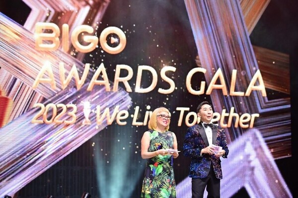 2023年Bigo颁奖盛典主持人Pamela Oei（左）和梁荣耀（右）