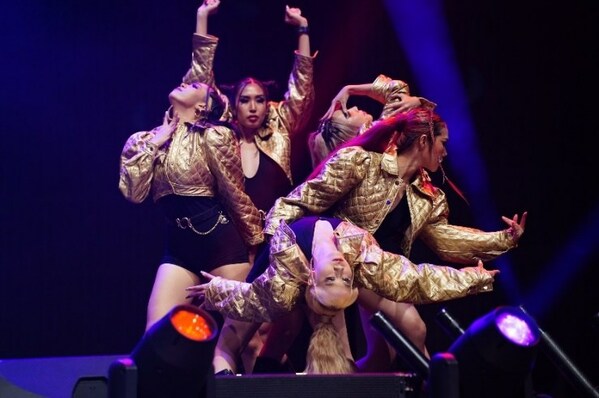 การวาดลวดลายเต้นของ The Girls Dance Groupจากประเทศไทย