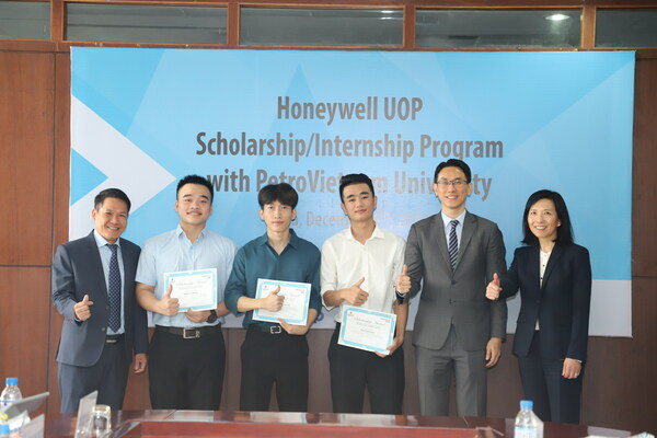 Honeywell trao học bổng cho sinh viên chuyên ngành khoa học và kỹ thuật đến từ bốn trường đại học tại Việt Nam