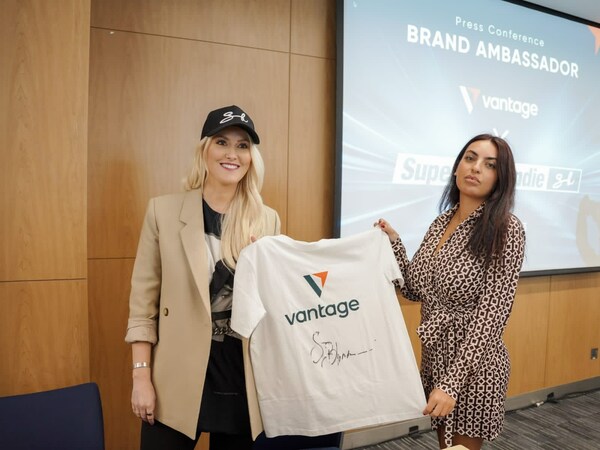 Alexandra Mary Hirschi daripada Supercar Blondie dan Nadine Azzam, Ketua MENA untuk Vantage, di majlis penandatanganan dan sidang akhbar yang diadakan pada 18 Januari di Dubai.