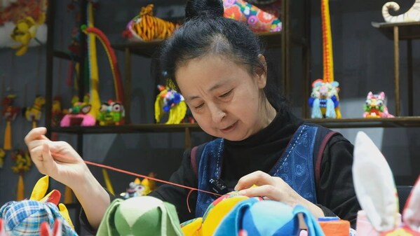 Xinhua Silk Road: Cloth craftswoman in E.China Shandong sends Spring Festival wishes in unique way