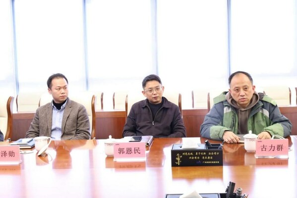 左二：广州高新投资集团有限公司副总经理郭恩民