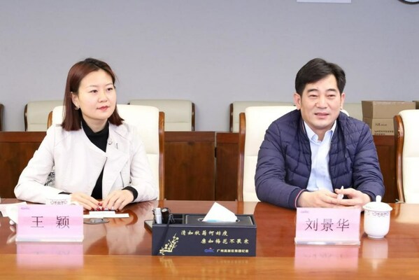 从左到右：东方略总经理王颖、执行董事刘景华