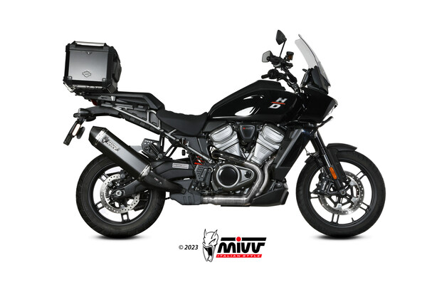 In the photo, the Harley-Davidson "maxienduro" is fitted with the SPEED EDGE aftermarket exhaust. Produced by the Italian company MIVV, this model is high-performing, light and definitely of design (note its hexagonal shape). For the Pan America 1250, SPEED EDGE is available in titanium or black stainless steel. Technical insights and prices in the text.