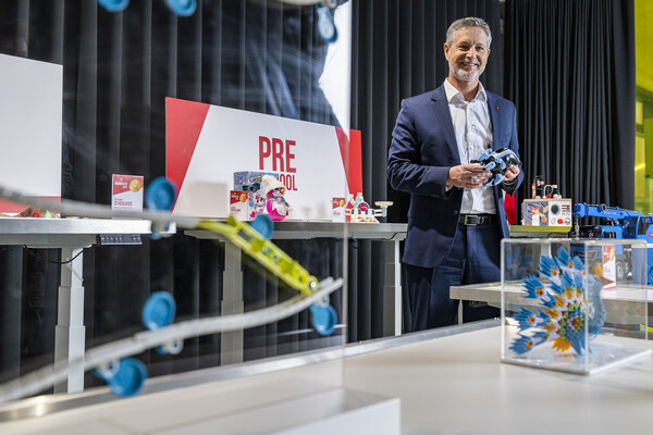 Christian Ulrich, Spokesperson of the Executive Board at Spielwarenmesse eG, with some of those nominated for the 2023 ToyAward, the winners of which will be chosen at the PressPreview on Tuesday.