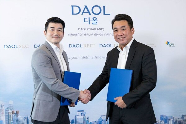 Mr. Will Lee, Founder and CEO of InterOpera (Left) with Mr. Isara Pudtalsri, the representative of DAOL (THAILAND) (Right)