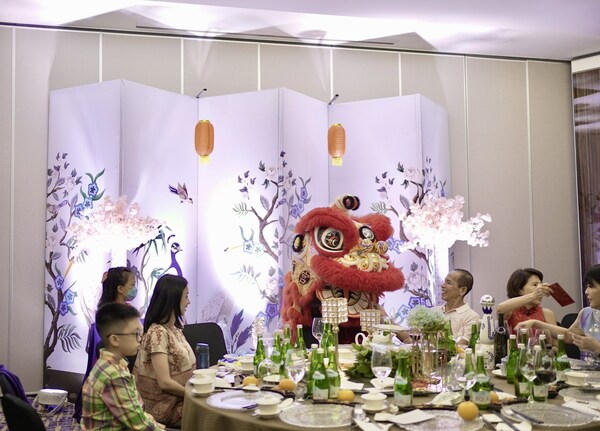 Keluarga merayakan tahun baru Imlek 2023 di Westin Meeting Room, The Westin Surabaya.